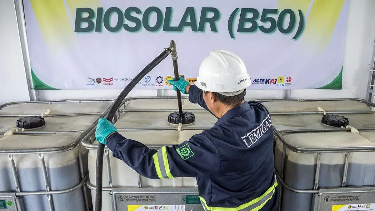 Petugas mengalirkan bahan bakar biodiesel 50 persen (B50) ke dalam drum penyimpanan di Stasiun Blending dan Pengisian Bahan Bakar Uji Jalan B50, Lembang, Kabupaten Bandung Barat, Jawa Barat, Minggu (7/6/2026). (Antara)