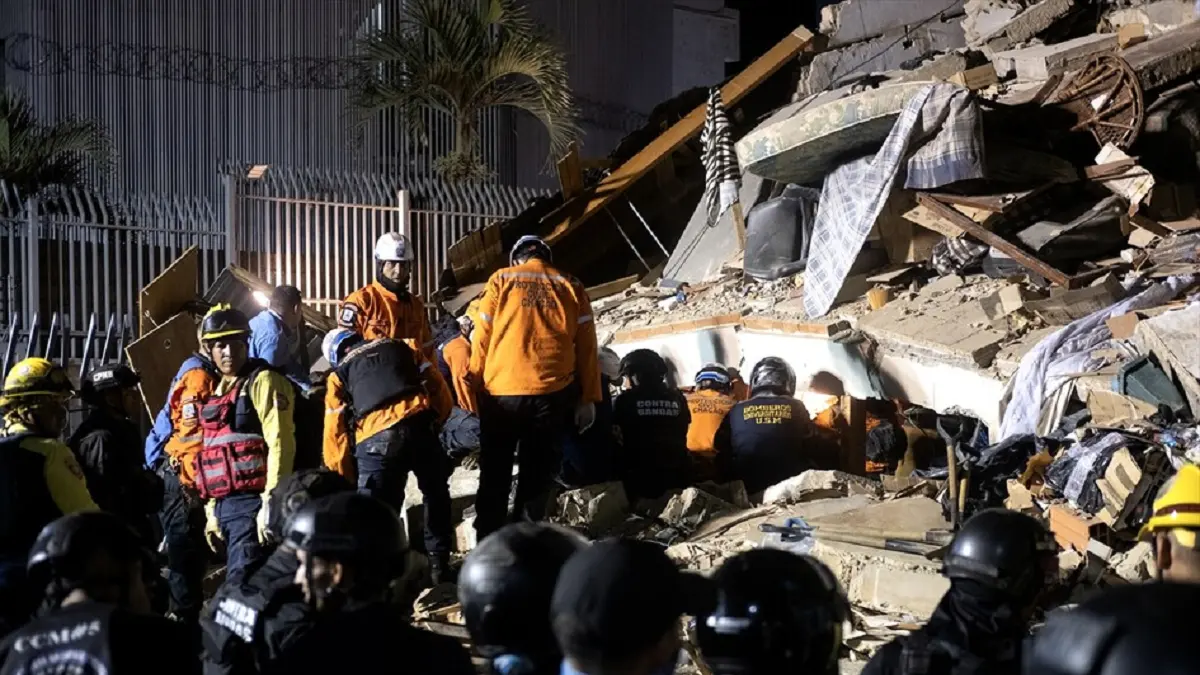 Petugas penyelamat melakukan pencarian di antara puing-puing bangunan yang runtuh akibat gempa bumi di Caracas, Venezuela, pada 24 Juni 2026.(Anadolu)