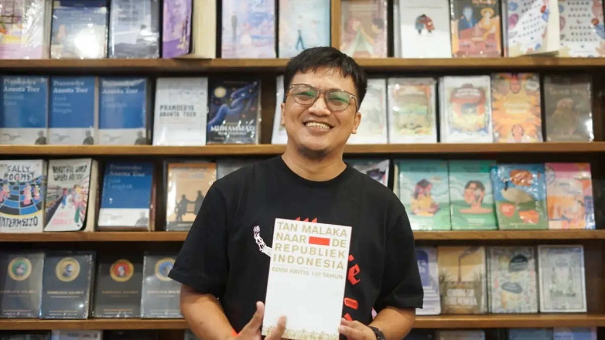 Rizal Hamka berfoto bersama koleksi bukunya di kafe Everyone. (HARYADI/PONTIANAKPOST)