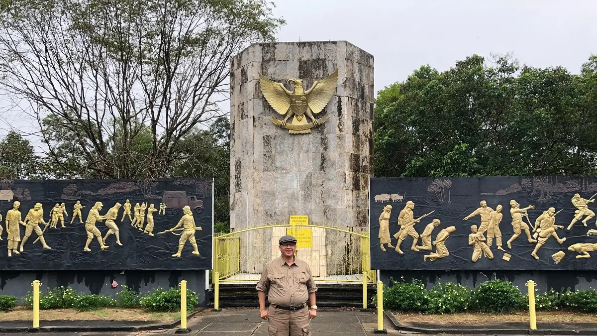 Syafaruddin Daeng Usman di selasar Monumen Makam Juang Mandor di Mandor Landak Kalimantan Barat