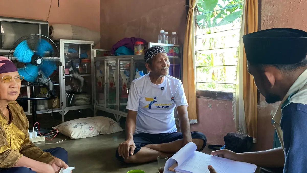 Yayasan Baitul Maal (YBM) PLN UIP Kalbar menyalurkan bantuan sosial kepada warga Pontianak, Abdul Hamid beberapa waktu lalu. (DOK PLN)