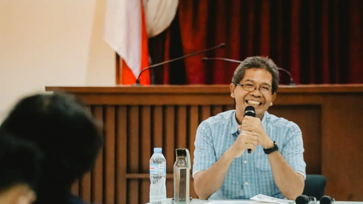 Penulis buku Pemisahan Hukum dan Moralitas: Mengkaji Pemikiran H.L.A. Hart, Antonius Widyarso SJ, menyampaikan pemaparannya saat peluncuran dan bedah buku di STF Driyarkara, Jakarta, Jumat (19/6). Ia menegaskan hukum yang sah belum tentu adil serta pentingnya menjaga ruang kritik dalam negara demokrasi.