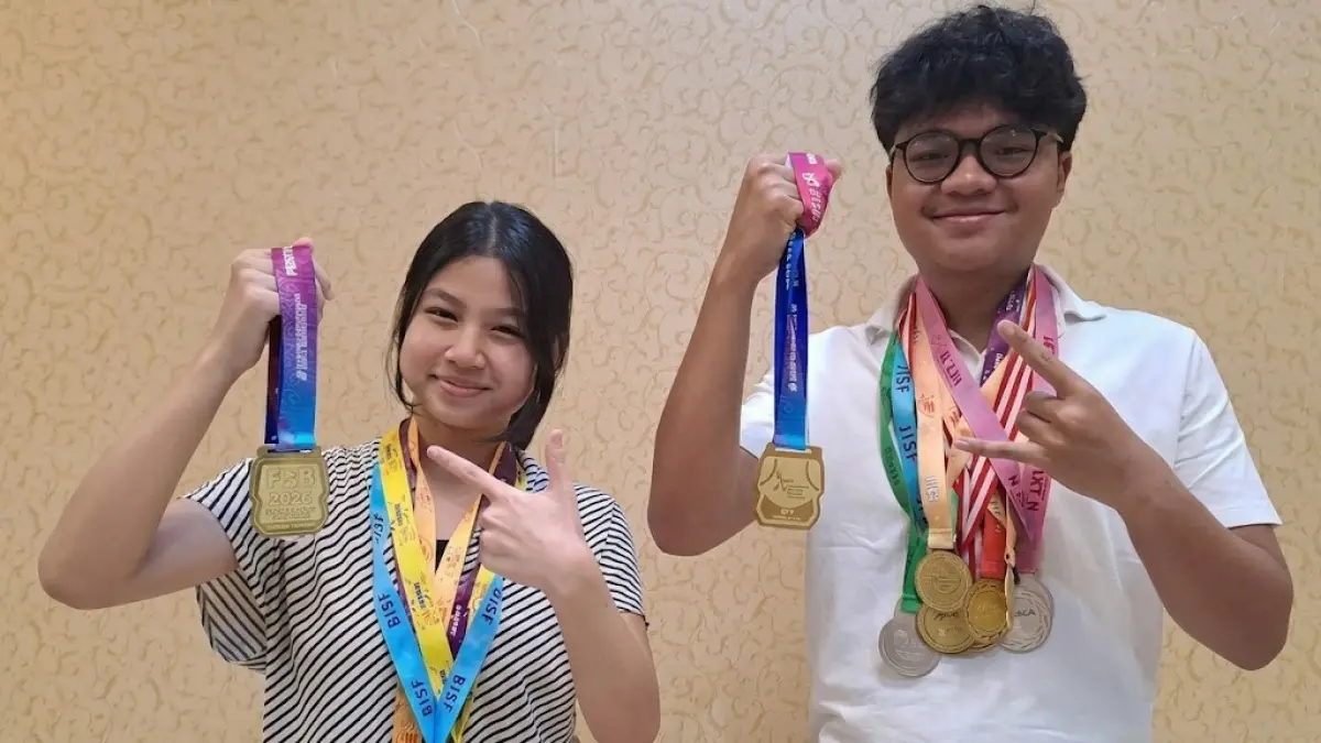 Dua pelajar SMAN 1 Semarang, Adfa Fauzana Maheswara (16) dan Ruha Khayyana Syakira (16), menampilkan hasil penelitian buah gayam (Inocarpus fagiferus) yang berpotensi menjadi herbal antidiabetes dan mengantarkan mereka meraih medali emas ISPO 2026. (ANTARA/Dokumen Pribadi/aa)