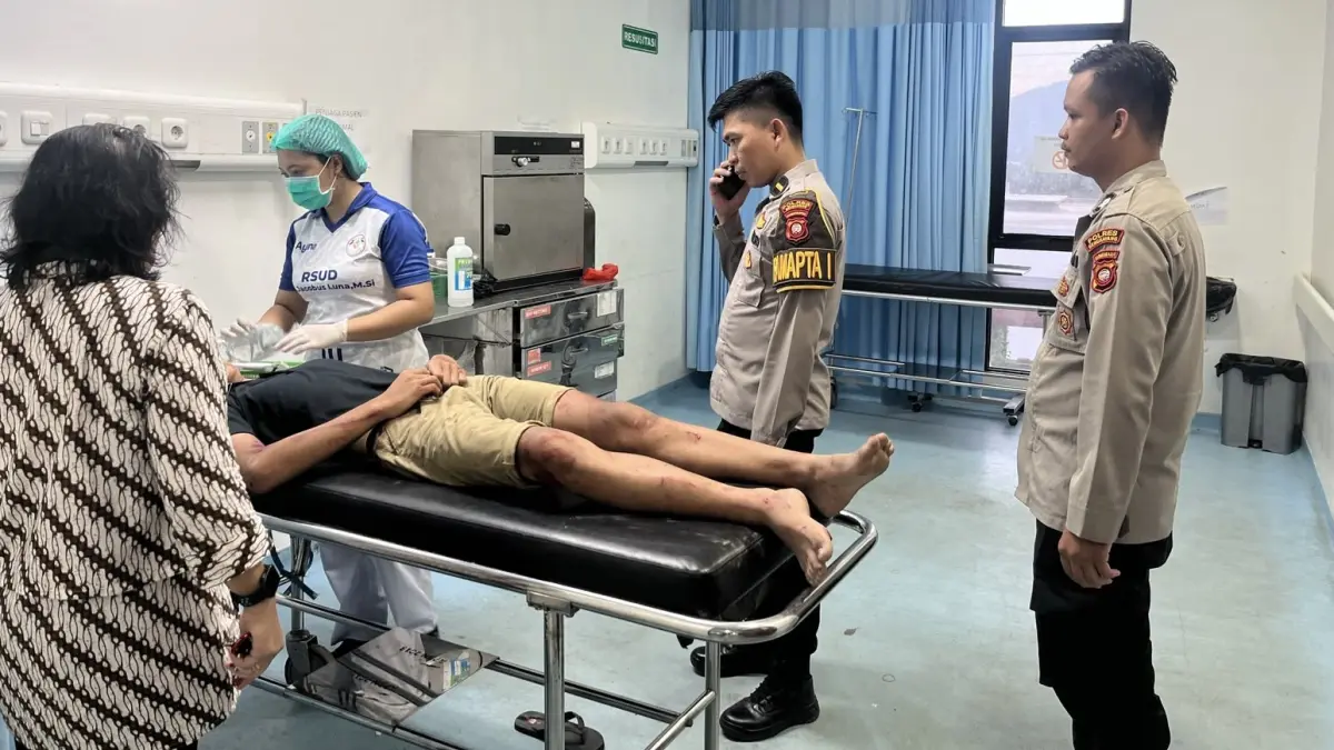 Petugas kepolisian bersama warga mengevakuasi dua remaja yang mengalami luka-luka akibat kecelakaan dua sepeda motor di Jalan Guna Baru Trans Rangkang, Bengkayang, Jumat (26/6/2026). Kedua pengendara diketahui masih di bawah umur dan menjalani perawatan di RSUD Drs. Jacobus Luna Bengkayang. (HO-Polres Bengkayang)