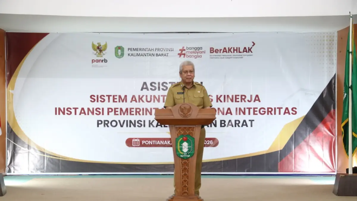 Sekda Provinsi Kalimantan Barat, Harisson saat memberikan arahan pada kegiatan Asistensi SAKIP dan Zona Integritas yang diselenggarakan Kementerian Pendayagunaan Aparatur Negara dan Reformasi Birokrasi (KemenPAN-RB) di Aula Bhinneka Tunggal Ika, Kantor BPSDM Provinsi Kalbar. (Adpim Pemprov Kalbar)