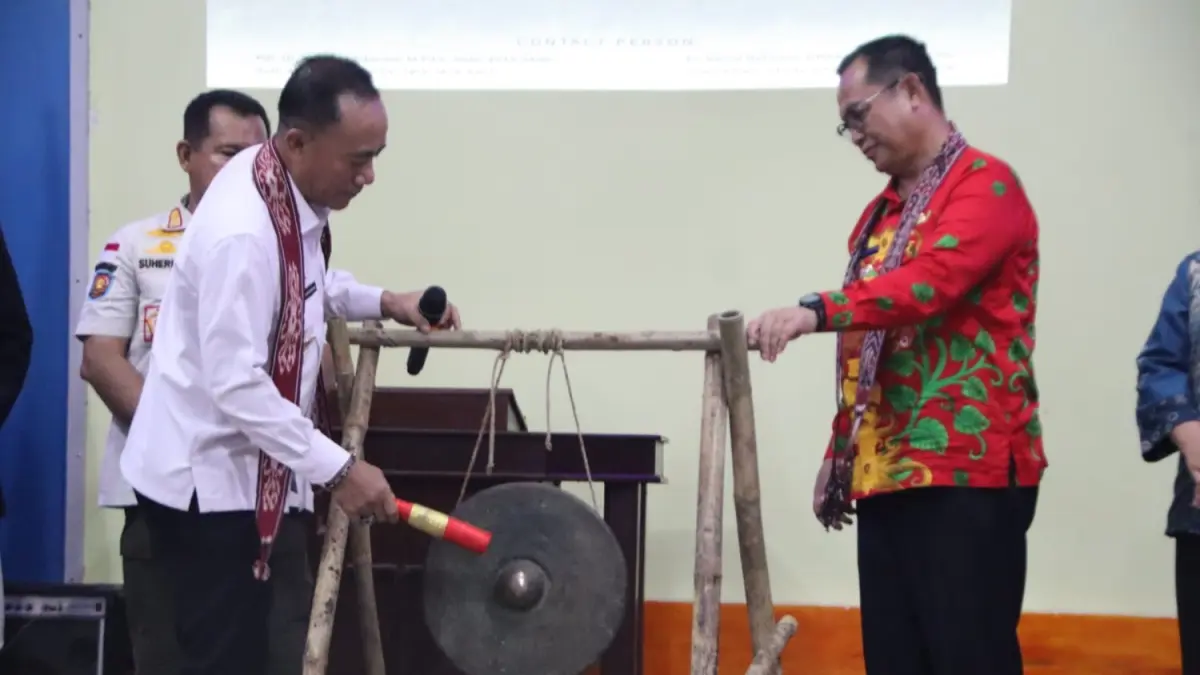 Wakil Gubernur Kalimantan Barat, Krisantus Kurniawan, memukul gong sebagai tanda ditutupnya kegiatan Pertemuan Pemuda-Pemudi Remaja (PPR) Gereja Pekabaran Injil Baptis Indonesia (GPIBI) se-Kalimantan Barat yang digelar di Desa Pisah, Kecamatan Sanggau Ledo, Kabupaten Bengkayang. (Adpim Pemprov Kalbar)