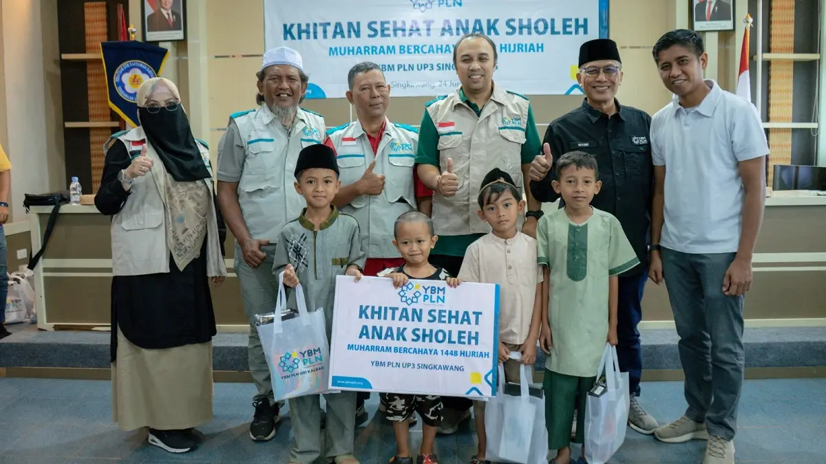 YBM PLN UID Kalimantan Barat, dan UP3 Singkawang serta peserta Khitan Sehat Anak Sholeh berfoto bersama usai pembukaan kegiatan di Aula PLN UP3 Singkawang. Program yang mengusung tema "Muharram Bercahaya 1448 Hijriah" ini diikuti oleh 29 anak dari Singkawang dan daerah sekitarnya sebagai wujud kepedulian sosial pegawai PLN melalui YBM PLN.