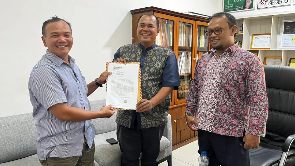 Anggota Bawaslu Kubu Raya, Gustiar (kiri) menyerahkan data 163 pemilih yang berpotensi tidak memenuhi syarat kepada Anggota KPU Kubu Raya, Qomaruzzaman, Kamis (24/6).  (ISTIMEWA)