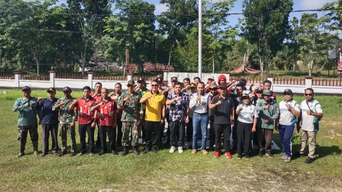 Wakil Bupati Landak bersama Forkopimca Mandor, TNI-Polri, dan masyarakat bergotong royong membersihkan kawasan Makam Juang Mandor di Kecamatan Mandor, Kabupaten Landak, Jumat (26/6/2026). Kegiatan ini dilakukan menjelang Hari Perkabungan Daerah Kalimantan Barat sebagai bentuk penghormatan terhadap para korban tragedi kemanusiaan dan upaya menjaga kelestarian situs bersejarah tersebut.