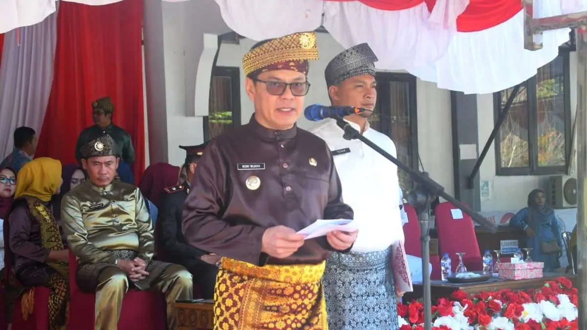 Bupati Kayong Utara, Romi Wijaya, saat membacakan sambutan Gubernur Kalbar dalam Upacara Peringatan Hari Jadi Ke 19 Kabupaten Kayong Utara, di Halaman Dinas Pendidikan, Sukadana. (PROKOPIM KAYONG UTARA)