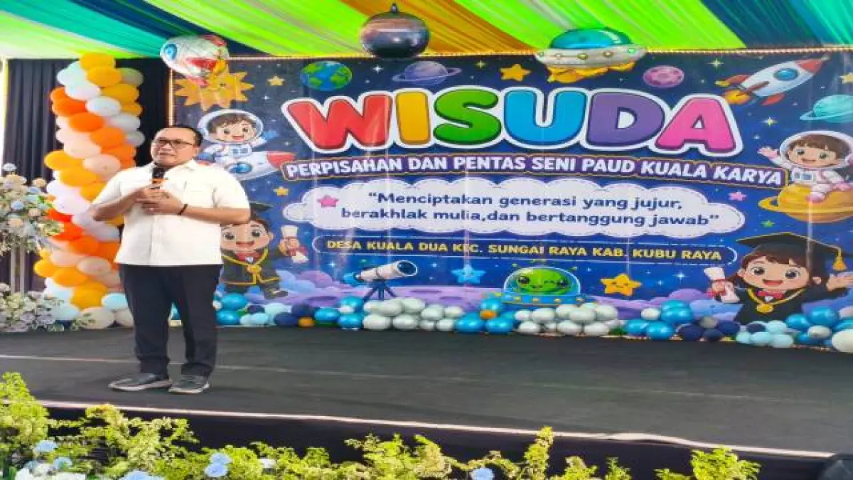 Bupati Kubu Raya, Sujiwo, saat menghadiri wisuda peserta didik PAUD Kuala Karya di Desa Kuala Dua, Kecamatan Sungai Raya, Rabu (24/6).