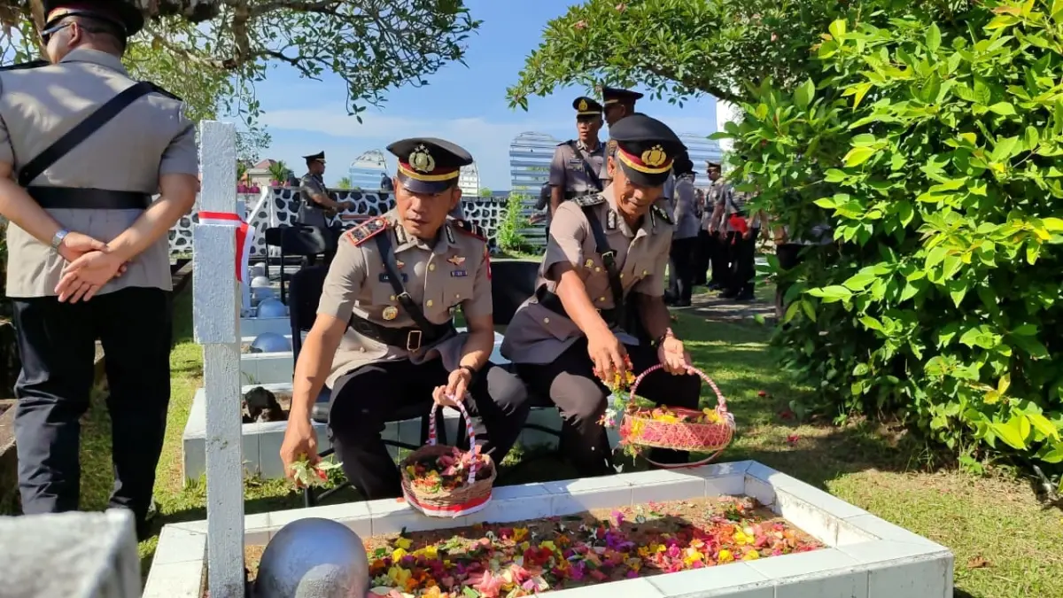 Jajaran Polres Kubu Raya menggelar ziarah rombongan di TMP Dharma Patria Jaya, Kamis (24/6) sebagai bagian dari rangkaian peringatan Hari Bhayangkara ke-80 Tahun 2026. Ziarah tersebut menjadi momentum meneladani semangat perjuangan para pendahulu Polri. (ISTIMEWA)