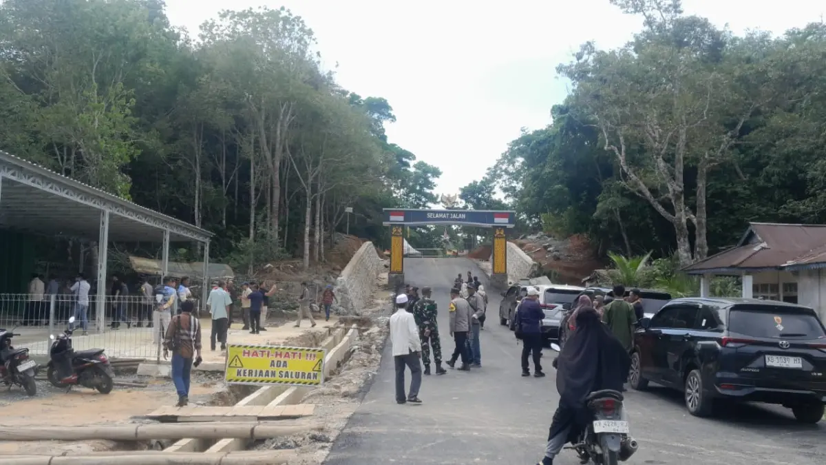 RAMAI: Masyarakat dan wisatawan memadati kawasan Pos Lintas Batas (PLB) Temajuk di Desa Temajuk, Kecamatan Paloh, Kabupaten Sambas. Pembukaan PLB yang direncanakan pada Agustus 2026 diharapkan memperlancar mobilitas warga, mendorong pertumbuhan ekonomi, serta meningkatkan kunjungan wisata ke kawasan perbatasan Indonesia–Malaysia. (FAHROZI/PONTIANAK POST)