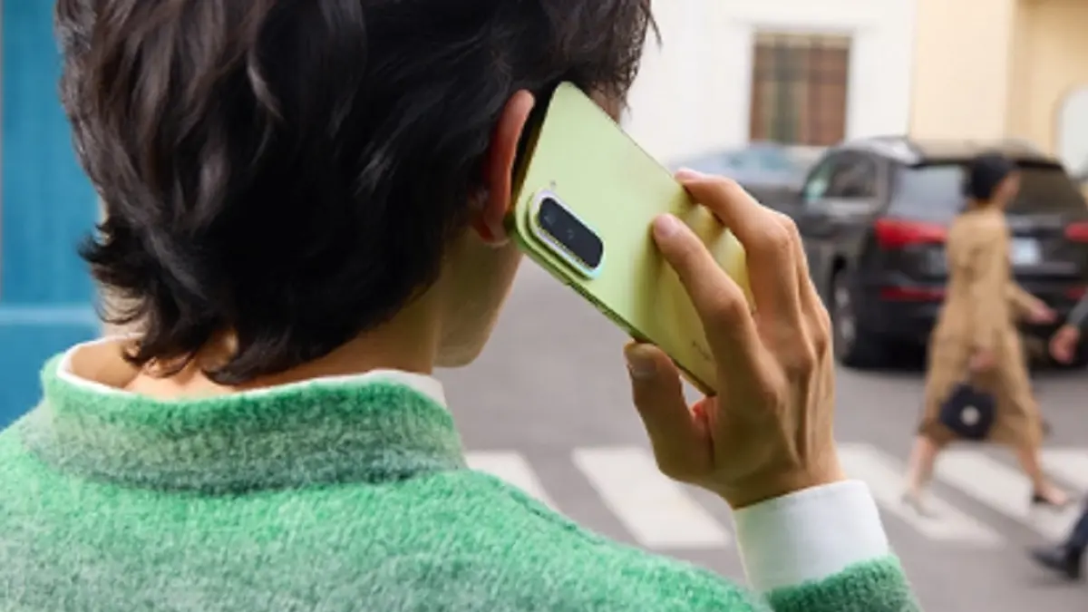 Infinix Hot 70 hadir dengan panel belakang Thermo Orange yang dapat berubah warna sesuai suhu lingkungan.(Dok. Infinix)
