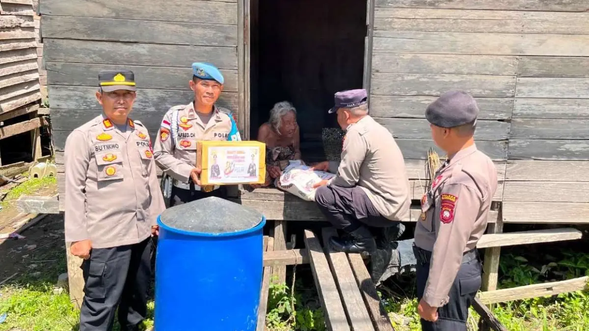 Jajaran Polsek Sekayam menyalurkan bantuan sosial kepada purnawirawan Polri, warakawuri, anak yatim piatu, serta warga kurang mampu di Kecamatan Sekayam, Kabupaten Sanggau, Rabu (24/6). (HUMAS POLRES)