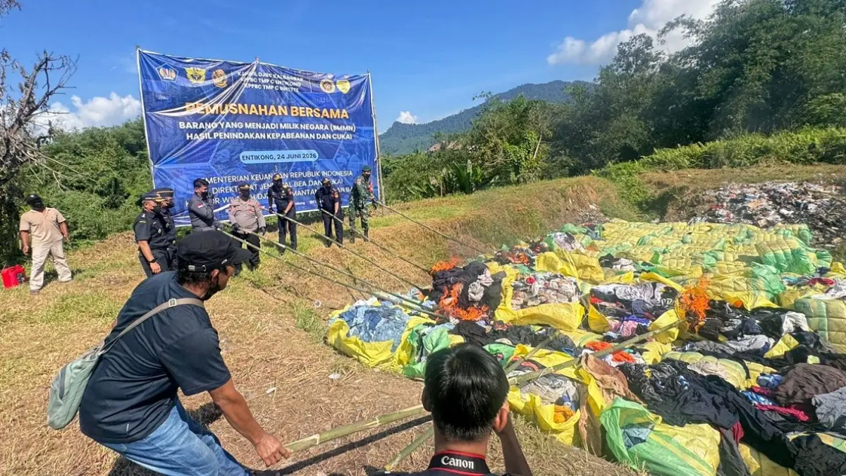 Kanwil DJBC memusnahkan Barang yang Menjadi Milik Negara (BMMN) hasil penindakan kepabeanan dan cukai di Lapangan Pembakaran KPPBC TMP C Entikong, Kabupaten Sanggau, Rabu (24/6). (HUMAS POLRES)