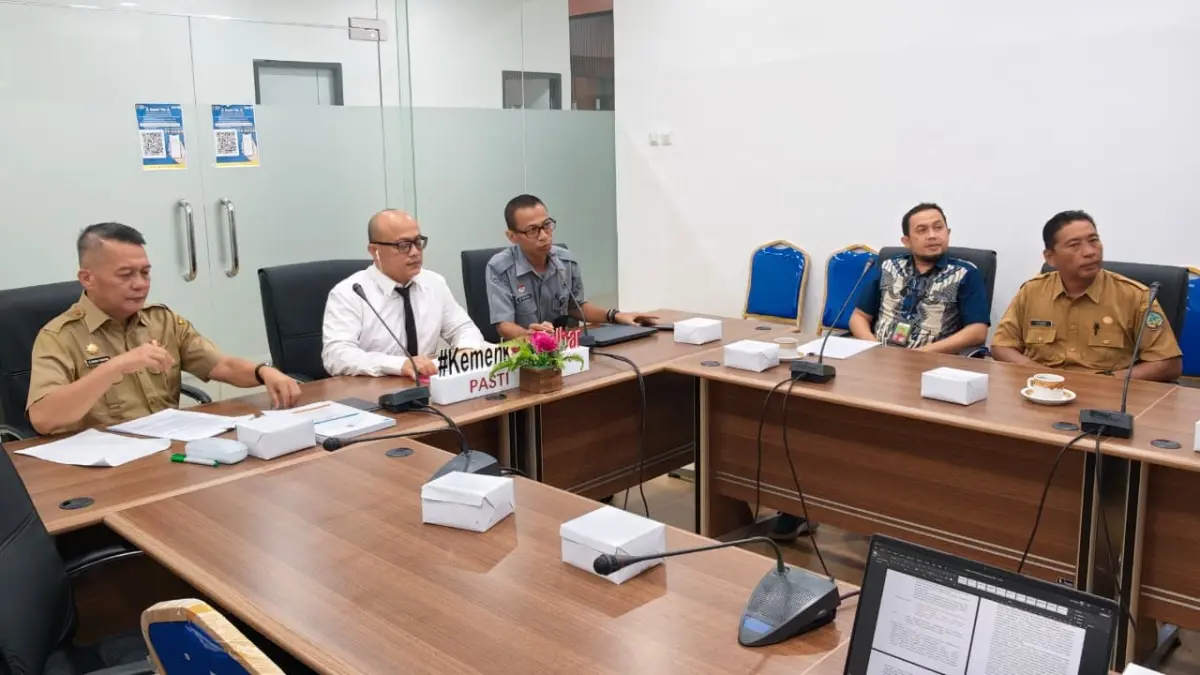 Kanwil Kemenkum Kalbar menggelar rapat harmonisasi Raperda LPPL Radio Kayong Utara pada Selasa (23/6). (DOK KANWIL KEMENKUM KALBAR)