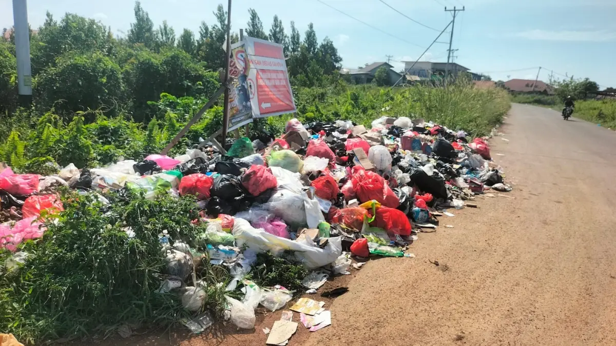 Menumpuknya sampah di tepian Jalan Lintas Barat, Kelurahan Kedamin Hulu Kecamatan Putussibau Selatan. (IST)