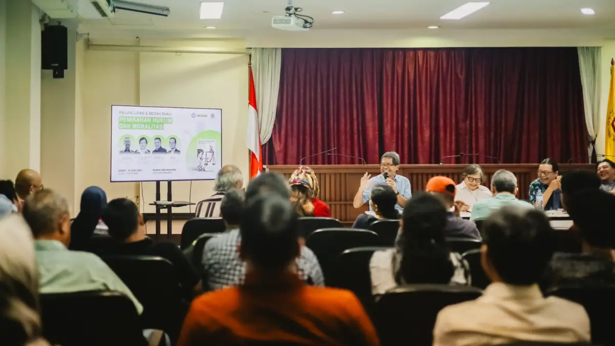 Penulis Antonius Widyarso SJ (tengah) bersama narasumber saat peluncuran dan bedah buku Pemisahan Hukum dan Moralitas: Mengkaji Pemikiran H.L.A. Hart di STF Driyarkara, Jakarta, Jumat (19/6). Diskusi menyoroti hubungan antara hukum, moralitas, politik, dan ruang kritik dalam demokrasi Indonesia.