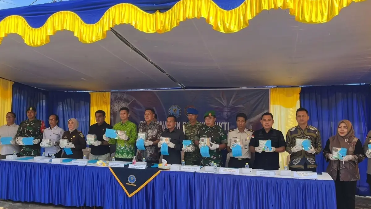 BNNP Kalbar menunjukkan barang bukti hampir 20 kilogram sabu hasil pengungkapan jaringan narkotika internasional di perbatasan Entikong, Kabupaten Sanggau, Jumat (26/6/2026). Sabu yang dibawa seorang warga negara Malaysia itu dimusnahkan setelah melalui proses penyidikan dan uji laboratorium. (ANTARA/HO-BNNP Kalbar)
