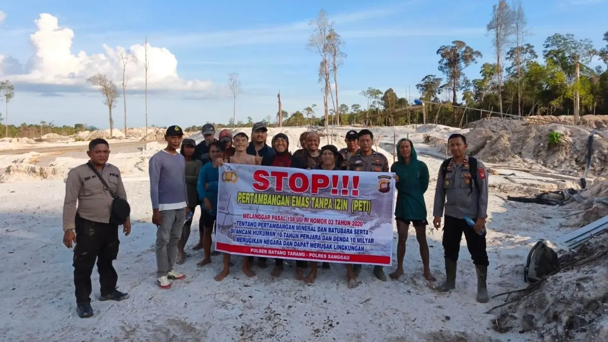 Personel Polsek Batang Tarang Kabupaten Sanggau menggelar edukasi bahaya PETI di Desa Semoncol, Kecamatan Balai, Kabupaten Sanggau, Rabu (24/6). (ISTIMEWA)