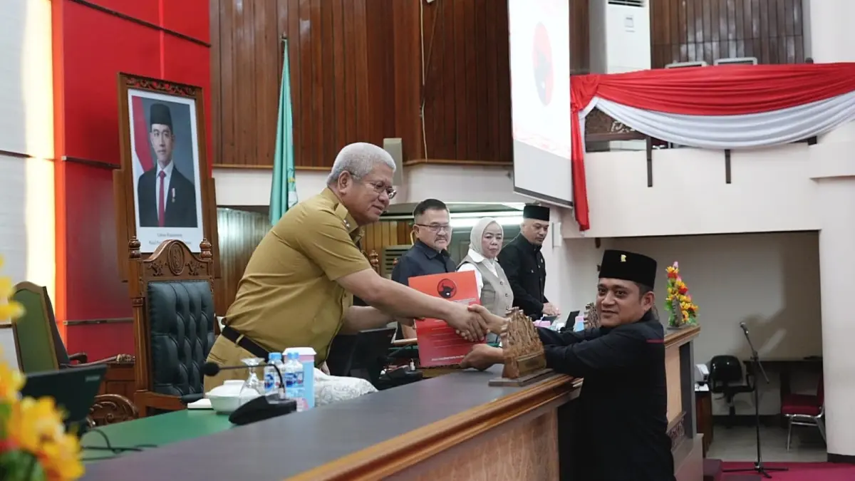  Sekda Kalimantan Barat Harisson saat menghadiri Rapat Paripurna DPRD Provinsi Kalimantan Barat dengan agenda penyampaian pendapat fraksi-fraksi terhadap Nota Penyampaian Gubernur mengenai Rancangan Peraturan Daerah. (Adpim Pemprov Kalbar)