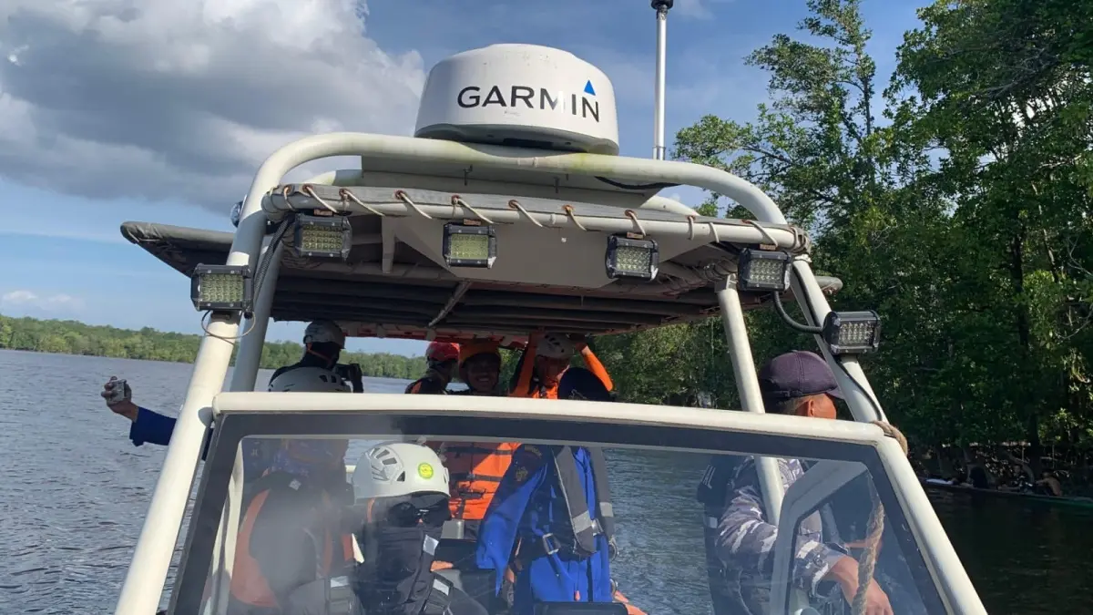 Tim SAR Gabungan bersama personel kepolisian melakukan pencarian Sulyadi (41) yang dilaporkan hilang saat memancing di Dusun Karang Anyar, Desa Batu Ampar, Kabupaten Kubu Raya pada Jumat (26/6). (ISTIMEWA)