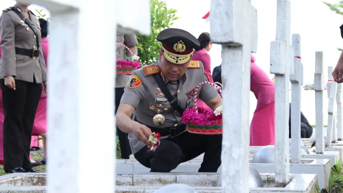Wakapolda Kalbar Brigjen Pol Hindarsono menabur bunga di pusara pahlawan saat ziarah Hari Bhayangkara ke-80 di TMP Dharma Patria Jaya, Kubu Raya. (ISTIMEWA)