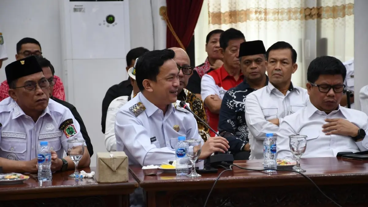  Wakil Bupati Sintang Florensius Ronny saat menghadiri kunjungan kerja Komisi II DPR RI di Balai Petitih Kantor Gubernur Kalimantan Barat, Rabu (24/6). (IST)
