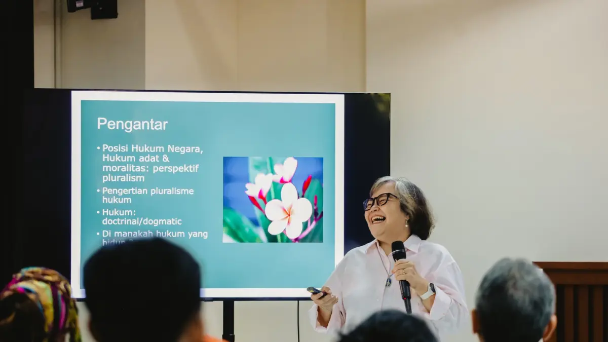 Guru Besar Antropologi Hukum Universitas Indonesia Sulistyowati Irianto menjadi narasumber dalam bedah buku Pemisahan Hukum dan Moralitas: Mengkaji Pemikiran H.L.A. Hart di STF Driyarkara, Jakarta, Jumat (19/6). Diskusi membahas hubungan hukum, moralitas, politik, dan pluralisme hukum di Indonesia.