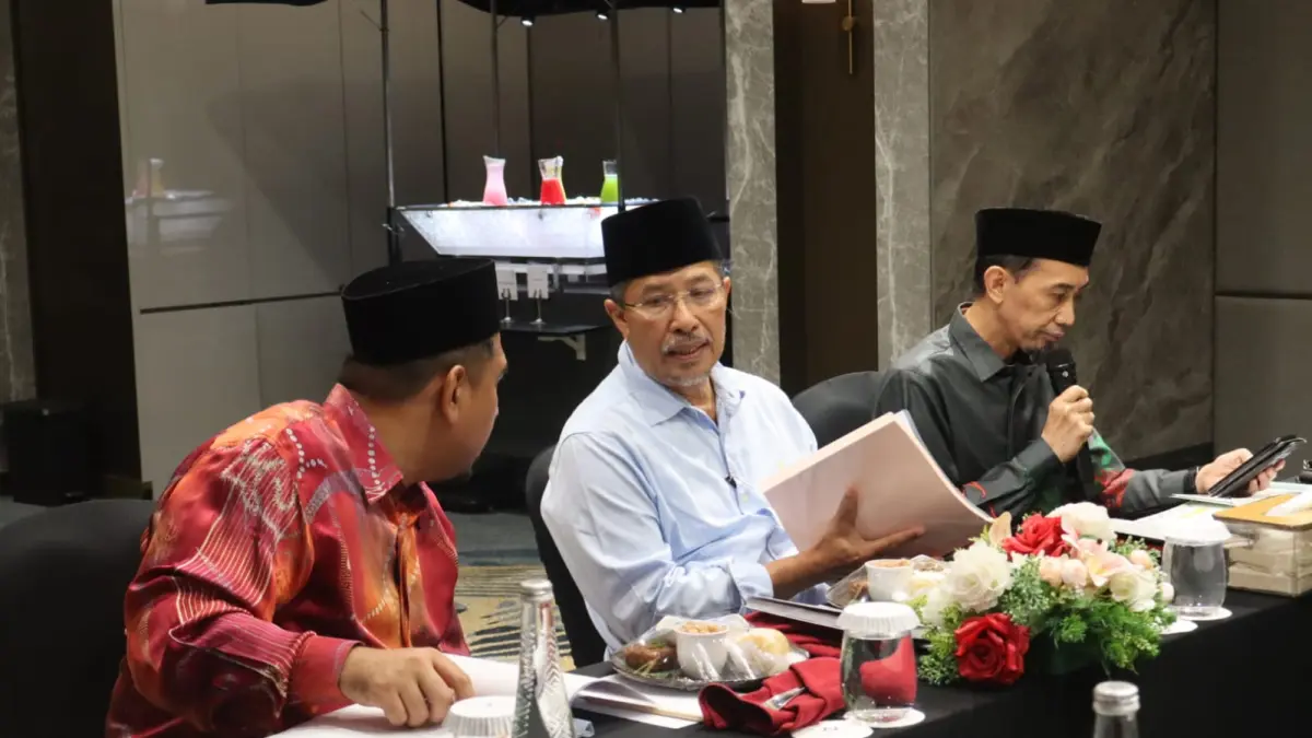 Yang Dipertua Majlis Islam Sarawak Datuk Haji Misnu bin Haji Taha (tengah), Ketua II Dr. H. Harjani Hefni, Lc., M.A dan Konsul Malaysia di Pontianak Azizul Zekri bin Abd Rahim.