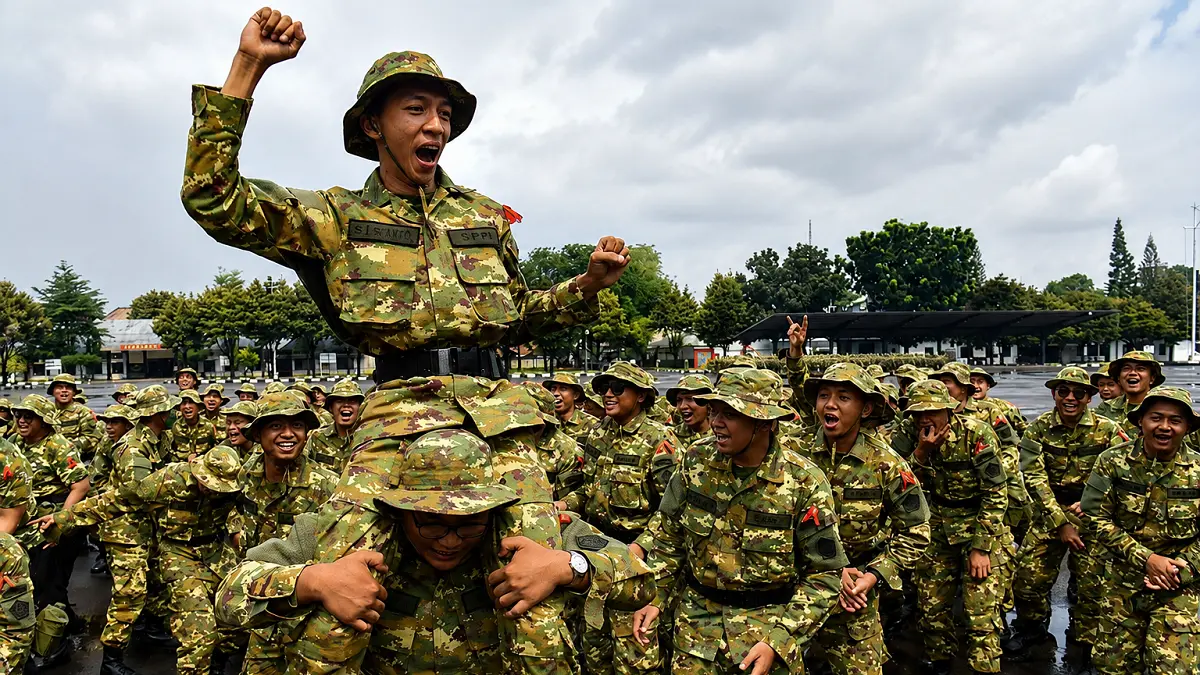 Peserta Program Sarjana Penggerak Pembangunan Indonesia (SPPI) mengikuti Pelatihan Dasar Kemiliteran (Latsarmil) calon manajer Koperasi Desa Merah Putih (KDMP) di Brigif 1 Marinir Cilandak, Jakarta, Kamis (25/6/2026). Di tengah berlangsungnya program, pemerintah mengevaluasi prosedur pelatihan setelah empat peserta meninggal dunia di lokasi pendidikan yang berbeda. (ANTARA FOTO/Indrianto Eko Suwarso/agr)
