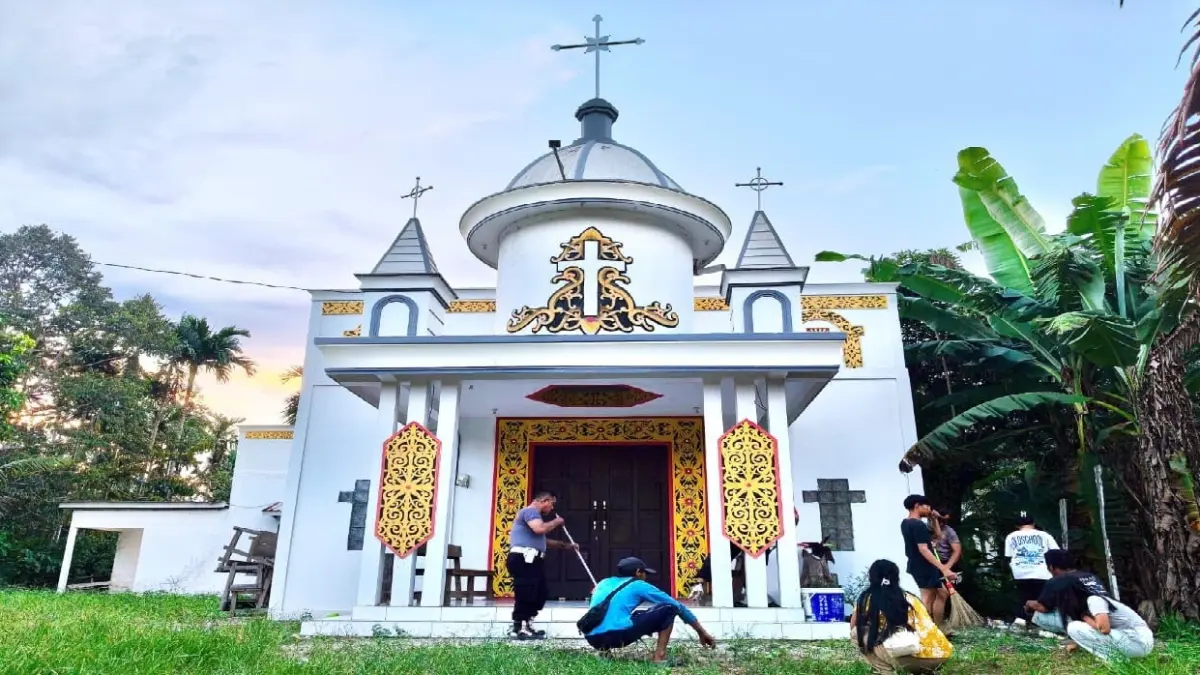 Anggota Polres Ketapang bersama pengurus gereja membersihkan lingkungan gereja, Jumat (26/6), pada kegiatan bakti religi di berbagai rumah ibadah.