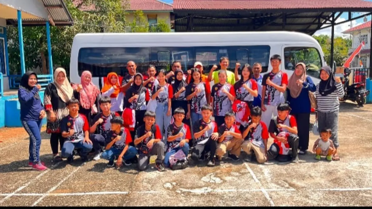 Atlet Karate Kapuas Hulu yang siap berangkat mengikuti Inkanas Pelajar Se Kalbar. (ISTIMEWA)