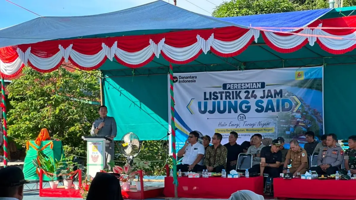 Bupati Kapuas Hulu Fransiskus Diaan saat meresmikan listrik 24 jam di Desa Ujung Sa