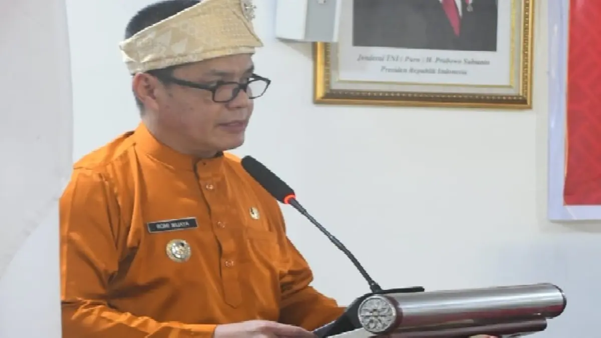  Bupati Kayong Utara, Romi Wijaya, saat membacakan sambutan Gubernur Kalbar pada Upacara Peringatan Hari Jadi ke 19 Kabupaten Kayong Utara, di Halaman Dinas Pendidikan, Sukadana. (PROKOPIM KKU)