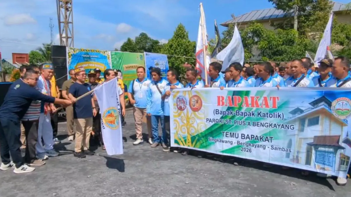 Bupati Sambas saat lepas jalan santai yang menjadi rangkaian kegiatan Tema Bapakat Se Dekanat Singbebas di Sambas. (ISTIMEWA)