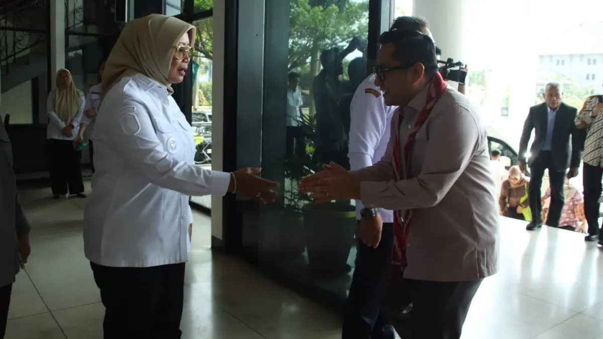 Erlina menyambut kedatangan Ketua Komisi II DPR RI, Rifqinizamy Karsayuda