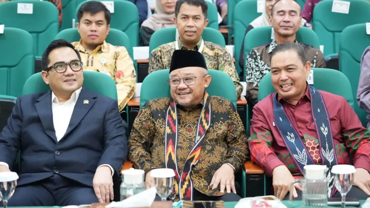 Gubernur Kalbar Ria Mptsa, bersama Ketua Komisi II DPR RI, M. Rifqinizamy Karsayuda, dan Menteri Pendidikan Dasar dan Menengah Republik Indonesia, Abdul Mu’ti.