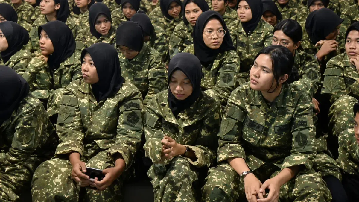 Ilustrasi peserta Program Sarjana Penggerak Pembangunan Indonesia (SPPI) calon manajer Koperasi Desa Merah Putih saat mengikuti Latihan Dasar Militer (Latsarmil). (DOK ISTIMEWA)