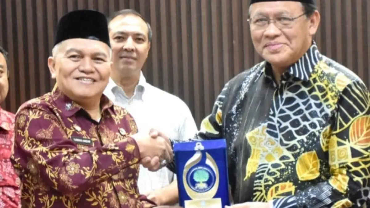 Sekda Kubu Raya, Yusran Anizam menerima kunjungan delegasi Kementerian Perdagangan Antara Bangsa, Industri, dan Pelaburan Sarawak yang menyampaikan undangan keikutsertaan BIHAS 2026 di Kuching, Malaysia, Kamis (25/6) di Ruang Pamong Praja I Kantor Bupati Kubu Raya. (Prokopim Kubu Raya)