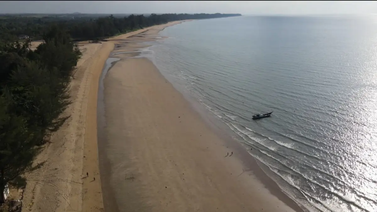 Pantai Temajuk di Kecamatan Paloh, Kabupaten Sambas, menjadi tumpuan ekonomi bagi banyak warga melalui usaha kuliner, penyewaan perlengkapan wisata, hingga jasa lainnya.  (FAHROZI/PONTIANAK POST)