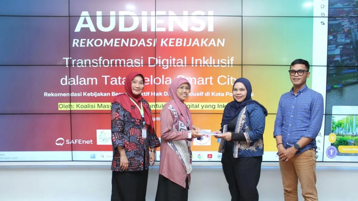 Perwakilan Koalisi Masyarakat Sipil untuk Hak Digital yang Inklusif saat menyerahkan dokumen rekomendasi Kebijakan Peraturan Daerah Smart City Berperspektif Hak Digital kepada Pemkot Pontianak, Kamis (25/6). (ISTIMEWA)