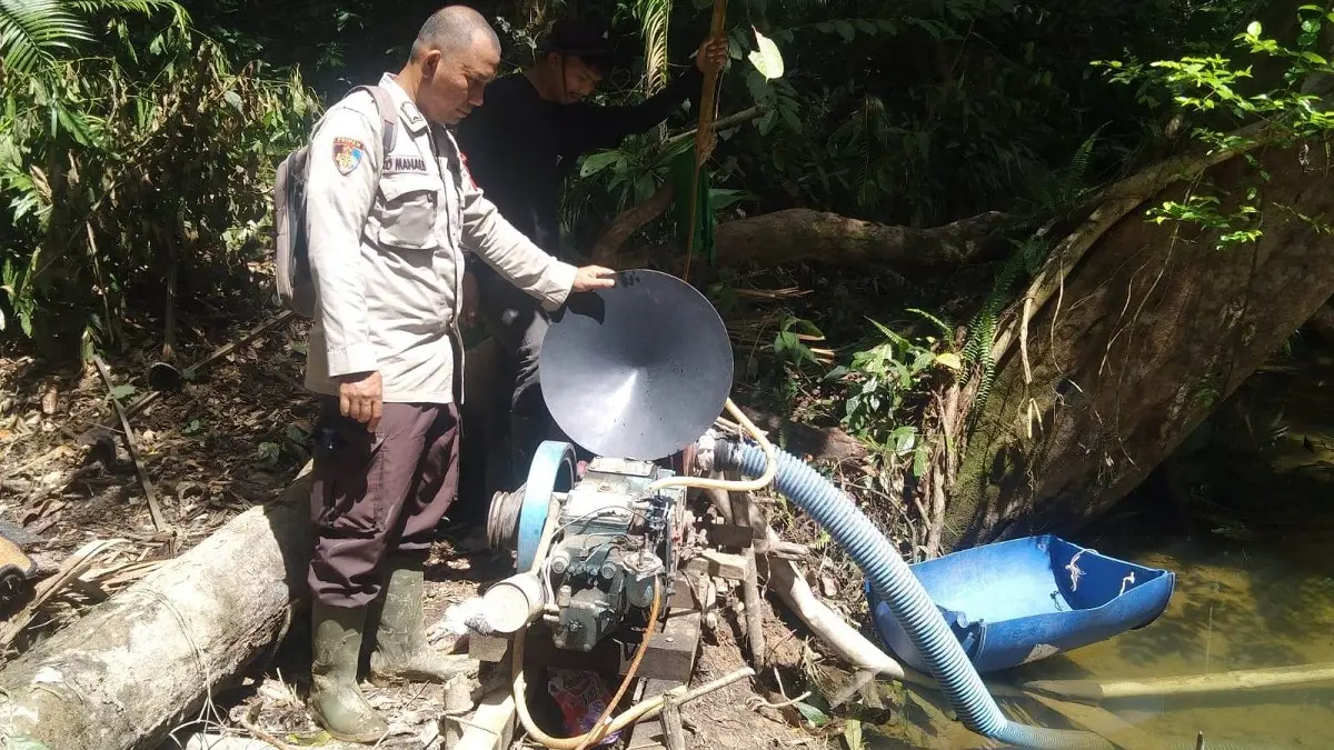Petugas menemukan sejumlah peralatan dan mesin dompeng di bekas lokasi aktivitas PETI di Desa Lalang. (HUMAS POLRES)