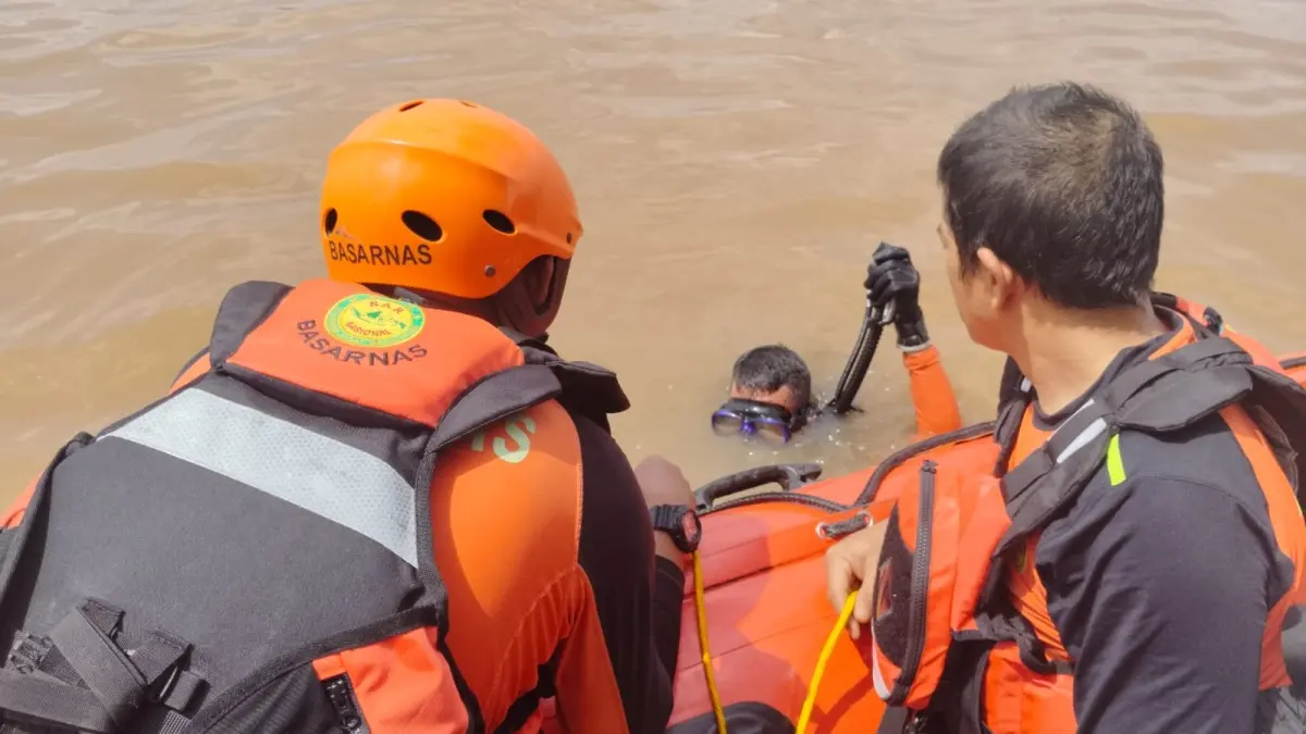 Proses pencarian dan penyelaman oleh Tim SAR gabungan terhadap seorang ABK yang dilaporkan terjun dari KM Naga Mas II di Sungai Kapuas, Kota Pontianak, Sabtu (27/6). (SAR PONTIANAK)