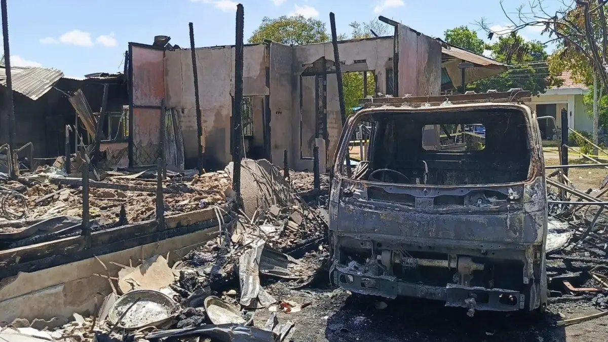 Selain rumah, sebuah truk ikut terbakar di Jalan Sunan Gunung Jati, Kelurahan Mulia Kerta, Kecamatan Benua Kayong, Kamis (25/6) malam. (ISTIMEWA)