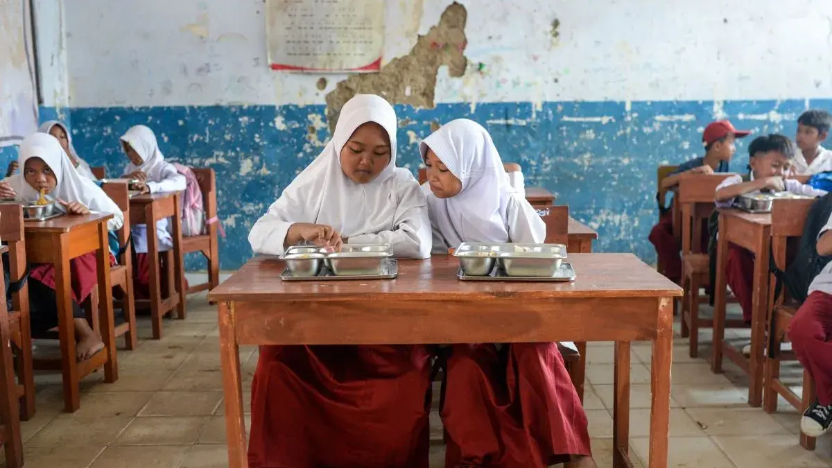 Siswa melihat isi makan bergizi gratis (MBG) di SD Negeri Bulagor 1 yang berlokasi di pedalaman Pandeglang, Banten. (ANTARA FOTO/MUHAMMAD BAGUS KHOIRUNAS)