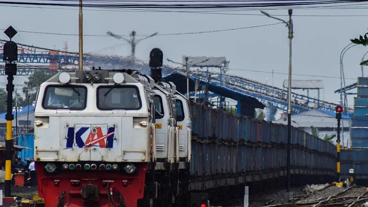 Kereta api mengangkut batu bara menuju terminal dan pelabuhan di Sumatera Selatan. Moda berbasis rel ini dinilai berhasil menekan biaya distribusi, meningkatkan daya saing industri pertambangan, serta mendorong investasi infrastruktur, sehingga dijadikan contoh pengembangan kereta logistik di Kalimantan.