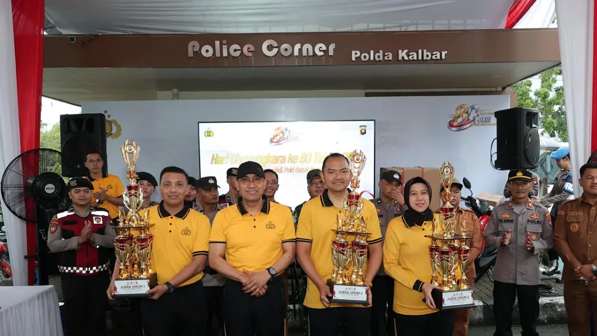 JUARA UMUM KETAHANAN PANGAN. Kapolres Bengkayang AKBP Syahirul Awab (tengah) menerima piala juara umum Lomba Ketahanan Pangan Polda Kalbar pada kegiatan olahraga bersama dan Car Free Day di kawasan Ayani Megamal Pontianak, Minggu (28/6/2026). Polres Bengkayang meraih penghargaan berkat capaian produksi pertanian 615,3 ton, serapan Bulog 70,10 ton, dan potensi lahan mencapai 2.494,67 hektare dalam mendukung program swasembada pangan. ANTARA/HO-Polres Bengkayang.