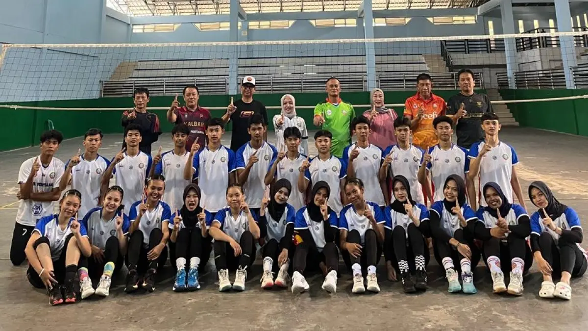 BERPRESTASI: Tim bola voli putra Kota Pontianak bersama pelatih dan ofisial berfoto usai memastikan medali emas Popda Kalbar 2026. Raihan tersebut mengantarkan Kota Pontianak menjadi juara umum. (IST)